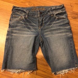 Mid thigh shorts with medium wash